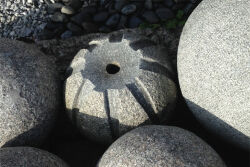 boule-granit-percee.jpg