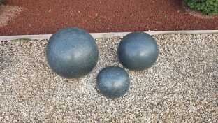 Boule polie granit noir.jpg