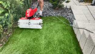 Machine redressage gazon synthétique.jpg